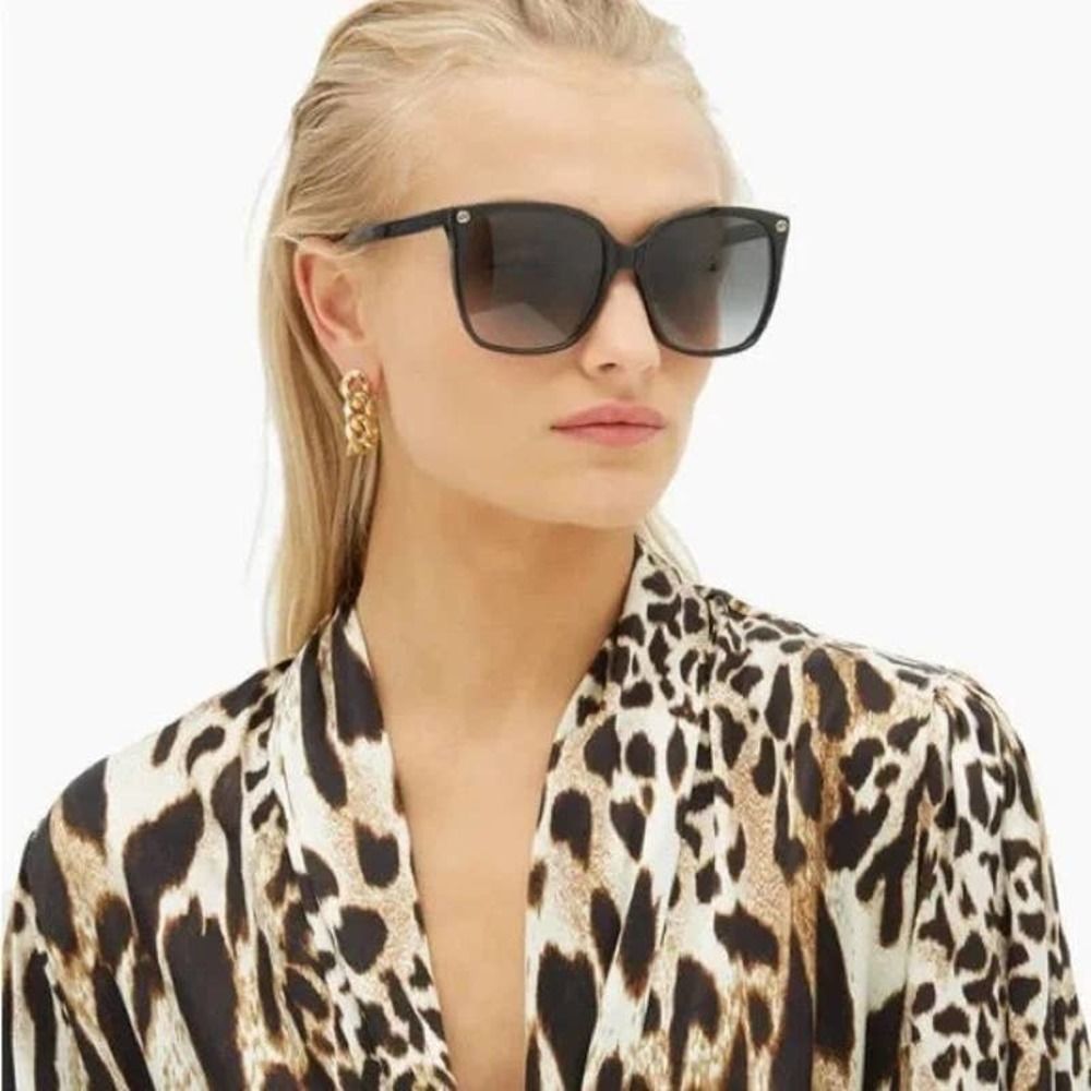 Gently worn- GUCCI Women Sunglasses Oversized Black Square GG0022S-001